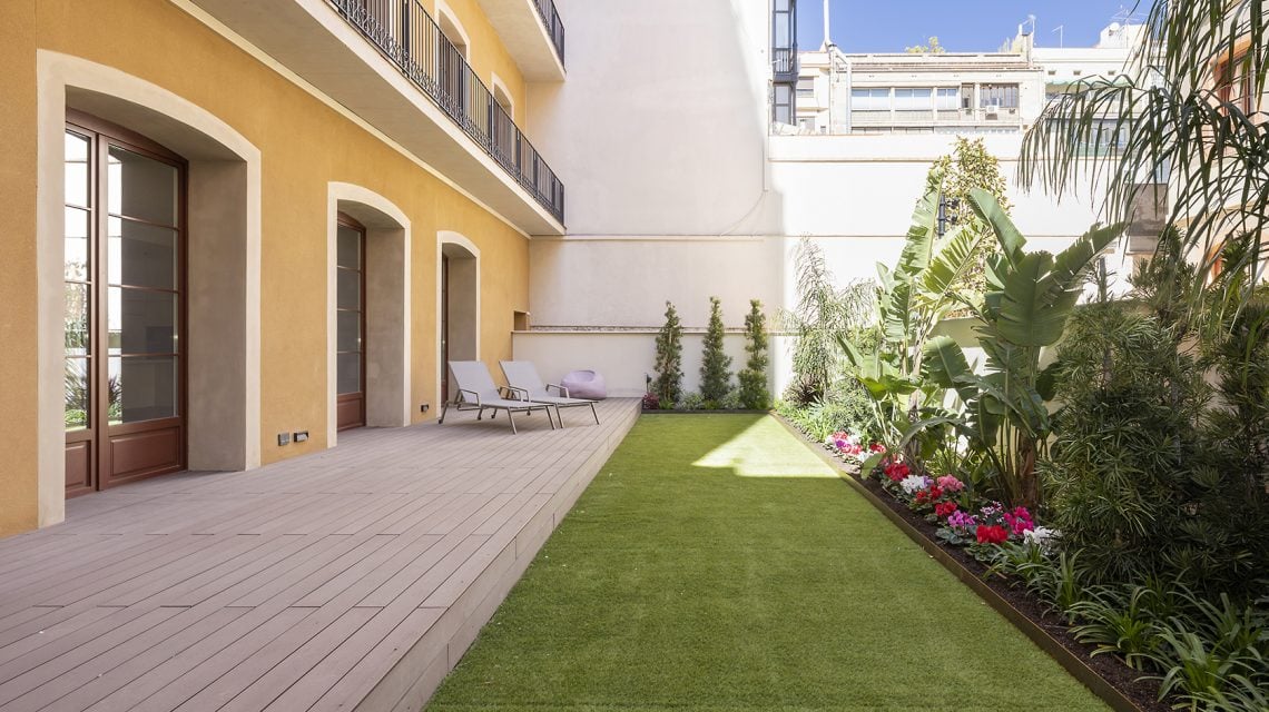 Girona 34, comprar dúplex en Barcelona, España con jardín exterior.