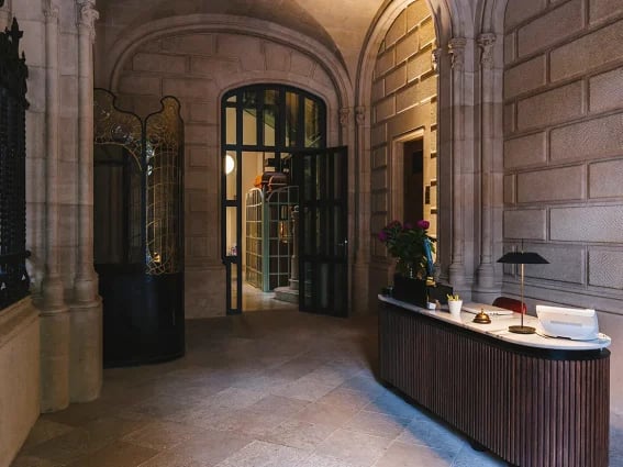 casa-bures-barcelona-lobby-entrance