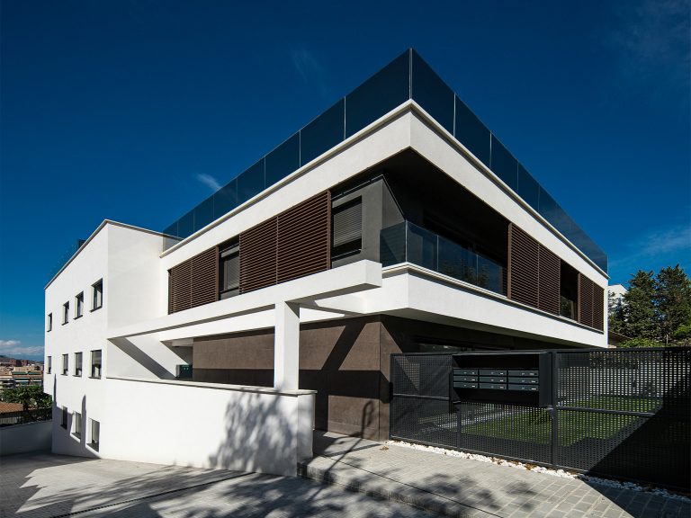 exterior de la nueva obra de Frederic Rahola, en la ciudad de Barcelona. Pisos exclusivos, de nueva obra.