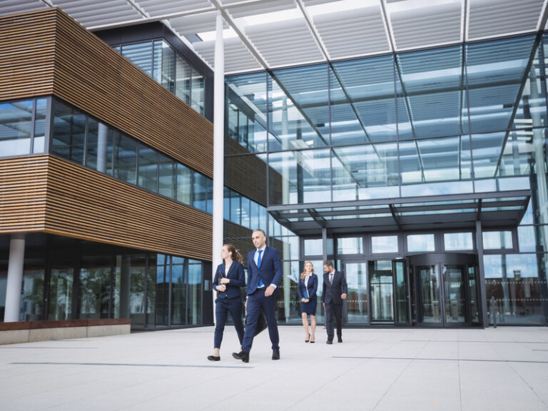 Empresarios saliendo de su oficina en el distrito 22@ de Barcelona