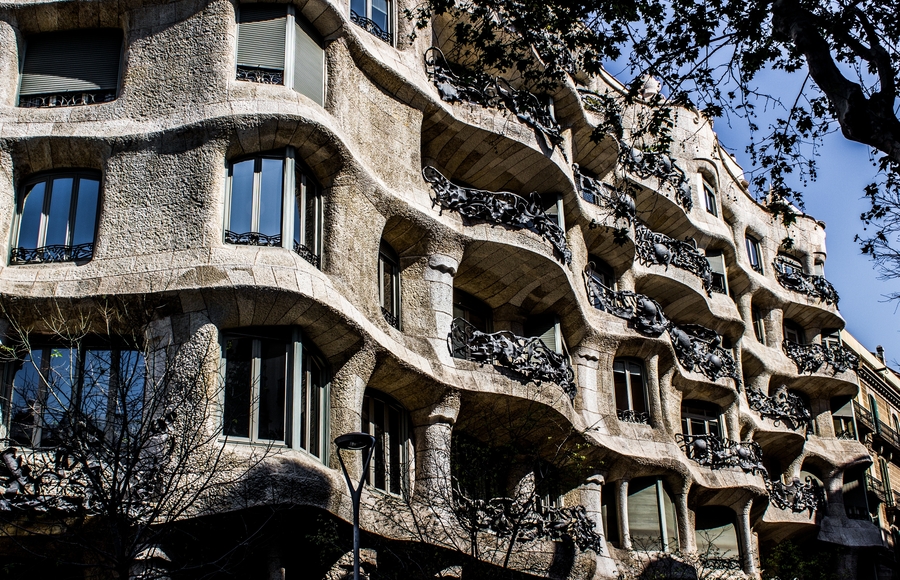 Edificio casa Mila en uno de los mejores barrios de Barcelona