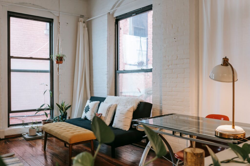 Sala con buenas ventanas que ofrecen un buen aislamiento térmico y acústico
