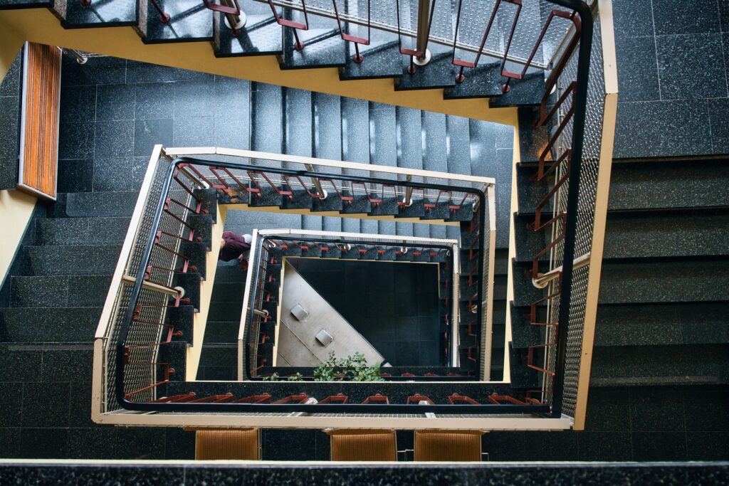 Escaleras, uno de los elementos comunes de un edificio