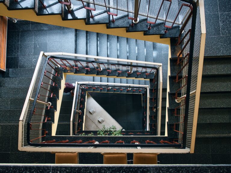 Escaleras, uno de los elementos comunes de un edificio